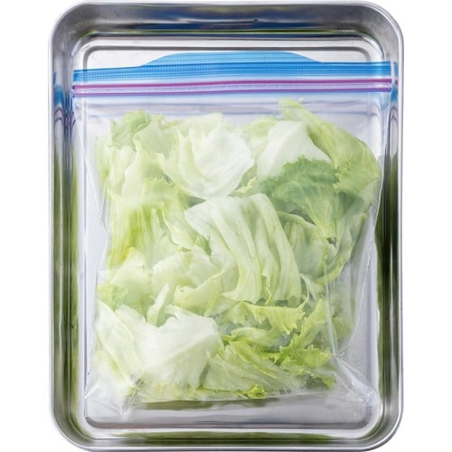 手でちぎってバットの上で冷凍 野菜の冷凍保存方法おすすめ イメージ