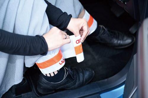 ②緊急時、車外に出るときは 「安全ベスト」で二次災害を防ぐ イメージ2