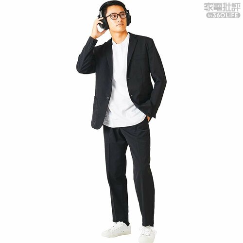 黒と白の服はヘッドホンと合わせてスマートな印象に! ヘッドホンのおしゃれなファッションコーデおすすめ イメージ