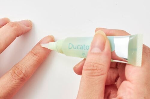 ネイルオイルの塗り方は? ネイルオイルおすすめ イメージ