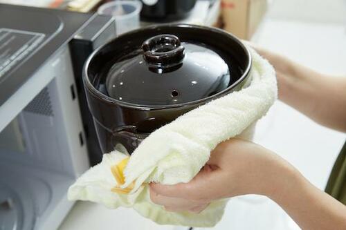 17位: 和平フレイズ「炊飯土鍋 ごはん おもてなし和食 2合炊き ガス火 電子レンジ」 料理家が選ぶ電子レンジ炊飯器おすすめ イメージ