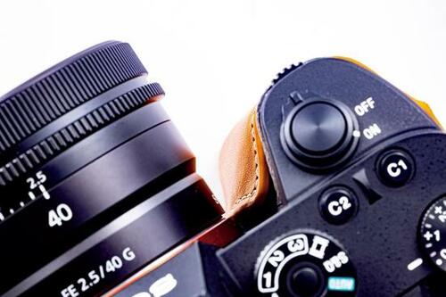 TP Original「SONY α9/α7 III/α7R III 兼用 ボディーハーフケース」３