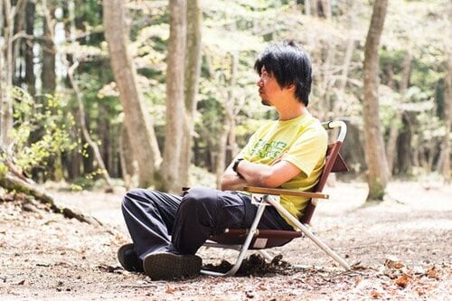 あぐら感覚で座れるのがローチェアの魅力です イメージ