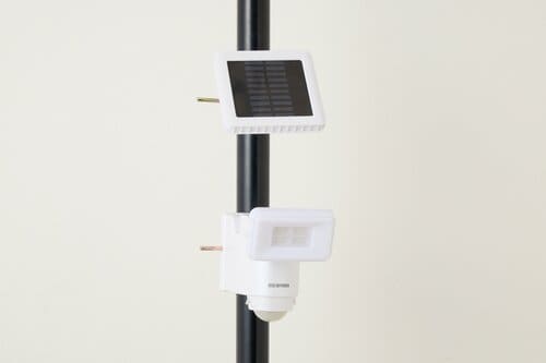 アイリスオーヤマ「LED防犯センサーライト ソーラー式 パールホワイト LSL-SBSN-400」の評価は？ ソーラーセキュリティカメラおすすめ イメージ