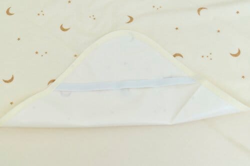 水は漏れないが生地は薄手で多少ズレる おねしょシーツおすすめ イメージ
