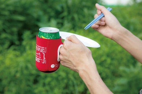 ［ドッチデモ！］アウトドアのお供に！缶とお皿を片手で持てる イメージ