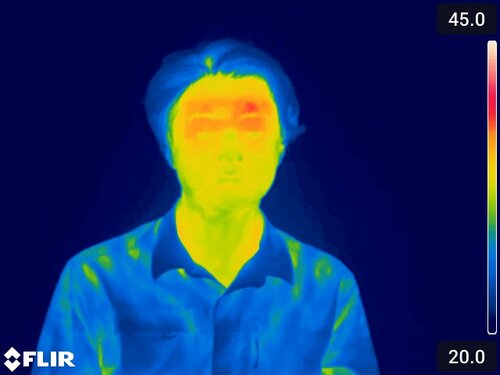 【温まり具合】温度は控えめなものの、リラックスできる絶妙な温かさ 充電式ホットアイマスクおすすめ イメージ2