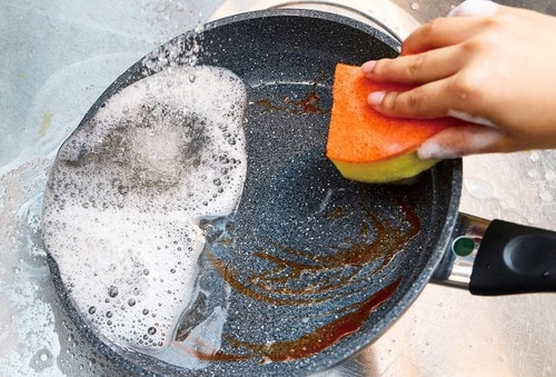 ポイント1：熱いうちに洗うのはNG！ 少し冷ましてから洗う フライパンおすすめ イメージ