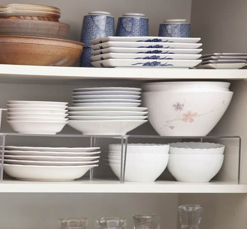 【アイデア6】アクリル仕切り棚で大皿の取り出しやすさがアップ！ イメージ