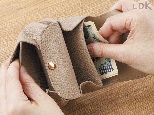 お札は両手を使わないと入れにくい ミニ財布おすすめ イメージ
