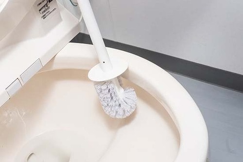 【トイレ】溝までゴシゴシ磨けてすっきりデザインのトイレブラシ イメージ