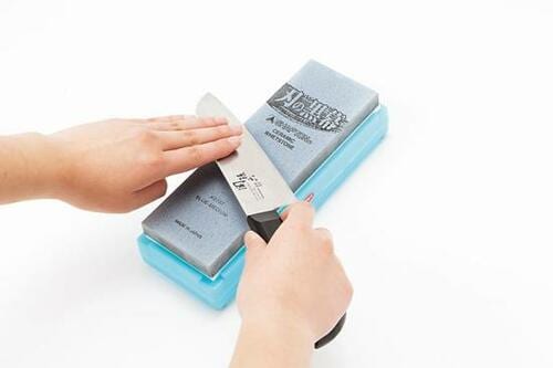 ①使い込んだ包丁もスパッ！カンタンに研げる「刃の黒幕」 イメージ2