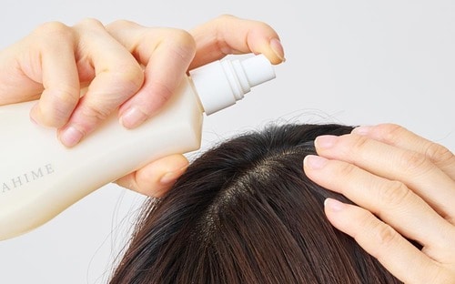 使用感：勢いのあるスプレーで頭皮全体に行き渡る 女性用育毛剤おすすめ イメージ