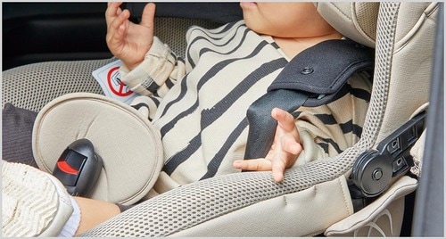 肩ベルトが跳ね上がり腕を通しやすい チャイルドシートおすすめ イメージ