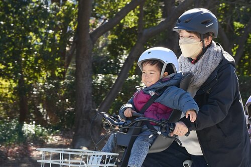 前シートに乗せた子どもの頭で視界が狭くなる 電動アシスト自転車おすすめ イメージ