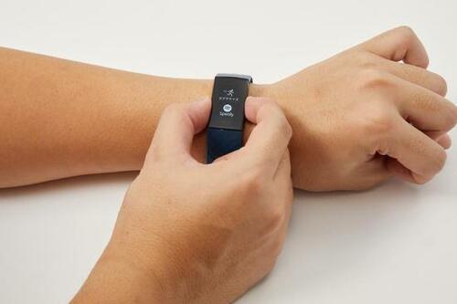 睡眠の質改善へ導くFitbit「Charge 4」