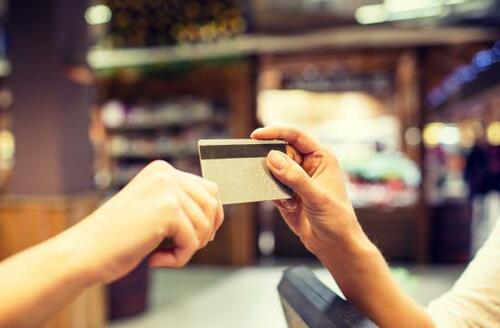 クレジットカードは便利な反面「電子スリ」のリスクも秘めてます