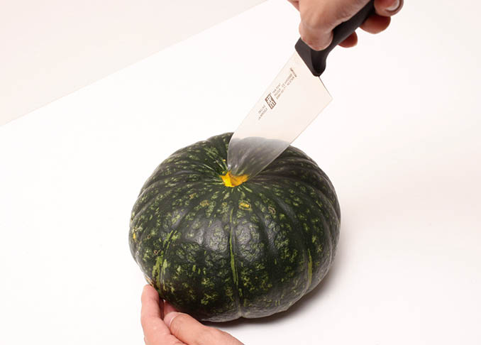 切らないのがコツ！  大きくて硬くいかぼちゃを安全に切る方法