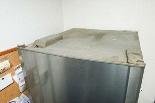 見落としがちな冷蔵庫上はホコリと油でベッタベタ イメージ