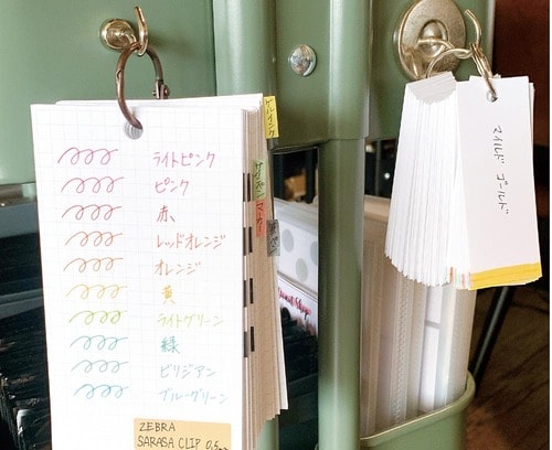 色見本を下げれば目当てのペンがすぐに見つかる イメージ