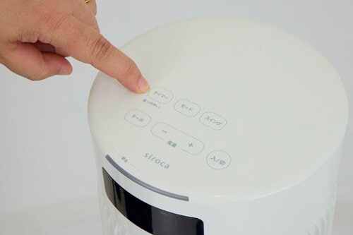 操作はリモコンのほか、本体天面のスイッチでも可 シロカ「大風量タワーファン ビューンタワー SF-T151」おすすめ イメージ