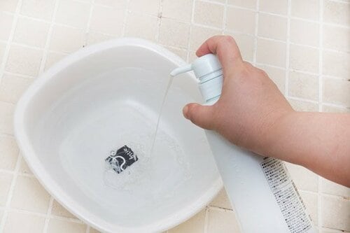 髪の毛と脂だらけのヘアブラシはシャンプーで洗ってスッキリ綺麗 イメージ