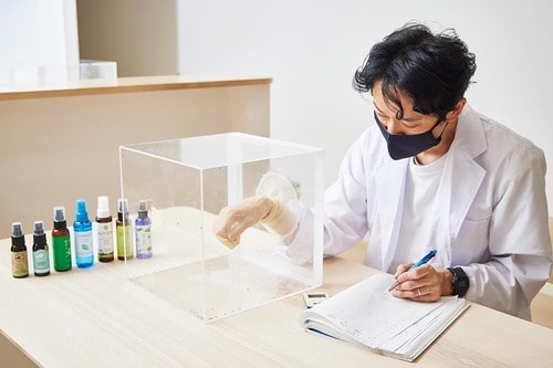 何もつけない腕とスプレーをした腕で虫よけ効果を比較 アロマ虫除けスプレーおすすめ イメージ