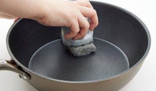 1000回擦ってコーティングの耐久性を確認 フライパンセットおすすめ イメージ