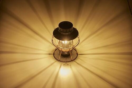 佇まいにホレる！ベアボーンズ「レイルロード ランタンLED」 イメージ3