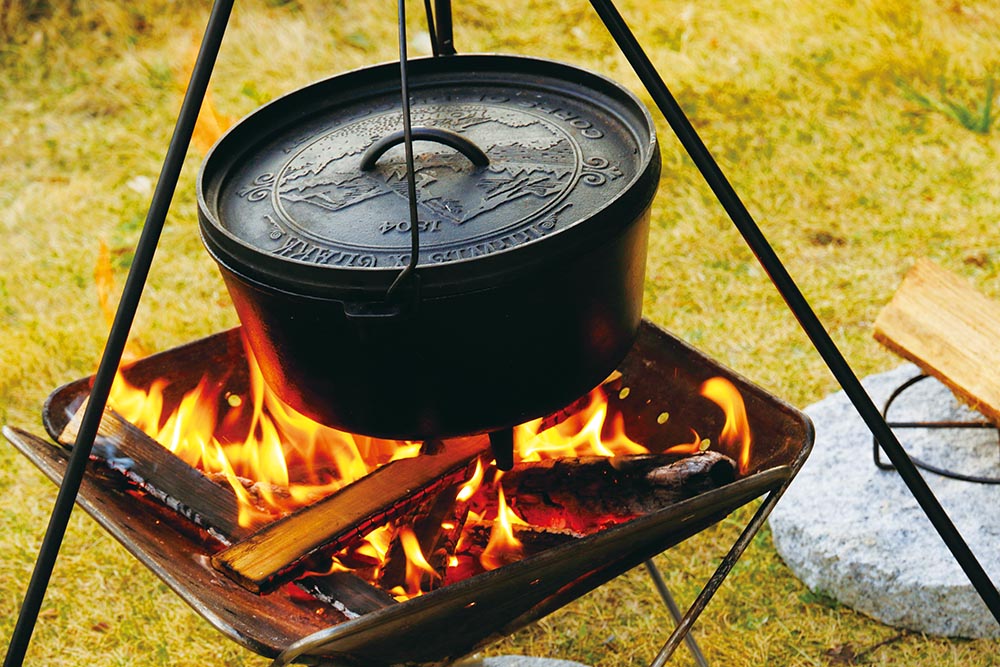 アウトドアのプロによるダッチオーブンのおすすめは？ 鶏の丸焼きの