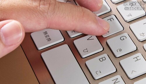 【ここが残念】角度が付くのはいいがキーが小さくて打ちにくい イメージ