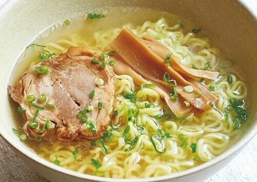［しお］あっさりだけどコクあり セブン「金の麺」は麺の絡みもよし！ イメージ