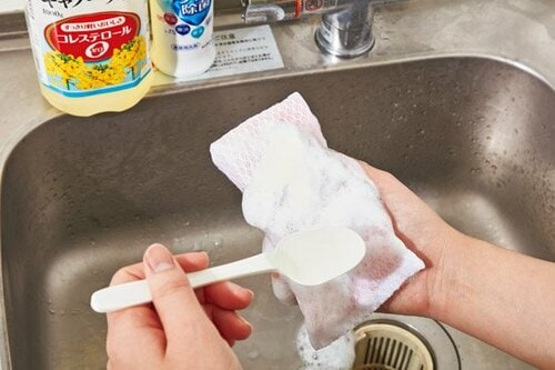 【テスト③泡立ち＆泡もち】同量の洗剤の泡に、油を垂らしてチェック イメージ2