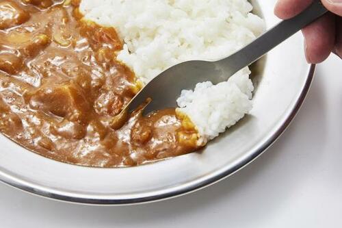 カレーが熱くても持ちやすい！ キャプテンスタッグ「18-8 ステンレス食器 丸形 カレー皿 UH-43」 イメージ3