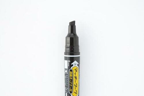 ⑥引っ越しも宅配も!書ける&切れる最強のマッキー