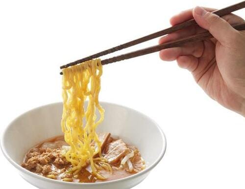軽い力でスベらない! ニトリ「23cm こだわりの箸 らーめん」
