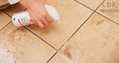 STEP3:さらにしつこい汚れに中性洗剤をつけてこする 玄関ブラシおすすめ イメージ