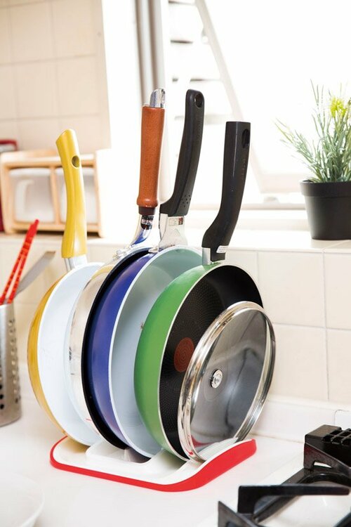 【シンクまわり収納④】立たせる収納でフライパンを取り出しやすく イメージ