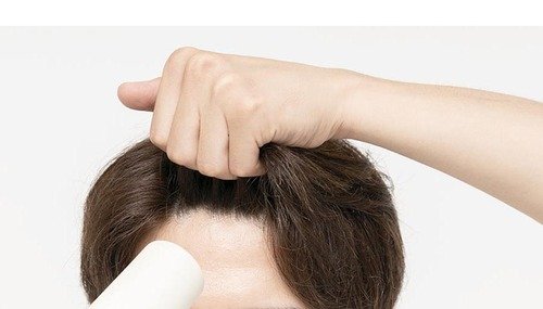 3.前髪を上げるなら前髪からセット ヘアジェルおすすめ イメージ