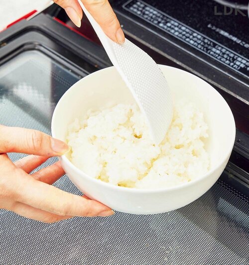 2:茶碗の中でほぐす ご飯冷凍容器おすすめ イメージ