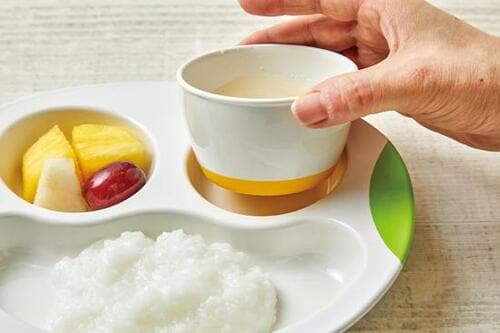 ひっくり返される心配無用の「ぱくぱく期プレート 吸盤付き」