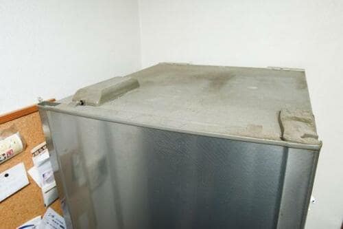 【冷蔵庫編】冷蔵庫上はホコリと油でベッタベタ イメージ