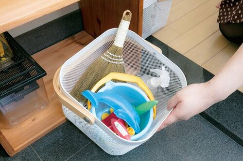 汚れた遊具は木箱で目隠し飾り棚&荷物置きにもOKです イメージ2
