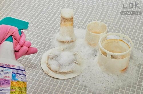 STEP2:部品に泡ハイター 洗濯機ホースの掃除方法おすすめ イメージ