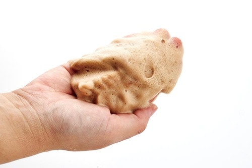 染料入りの茶色の泡で髪に色が定着! カラーシャンプーおすすめ イメージ