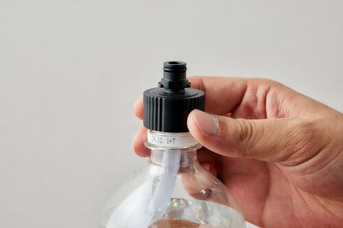 【給水もしやすい】ペットボトルは90°回して着けるだけ ハンディ高圧洗浄機おすすめ イメージ2