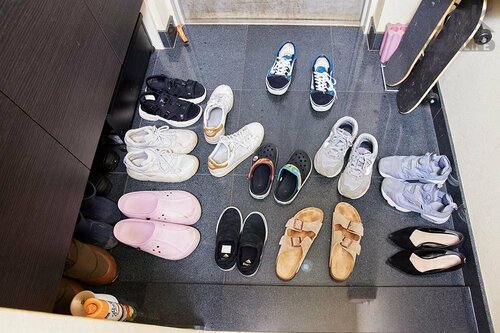 散らばる靴はスリムなラックにしまう! 玄関収納おすすめ イメージ