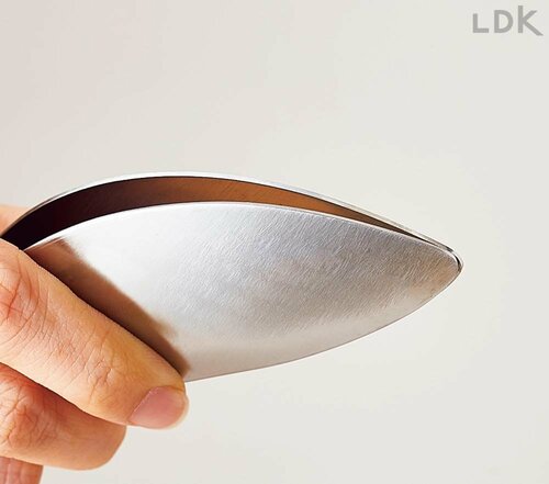 薄い食材でも軽い力でキレイにつかめる トングおすすめ イメージ