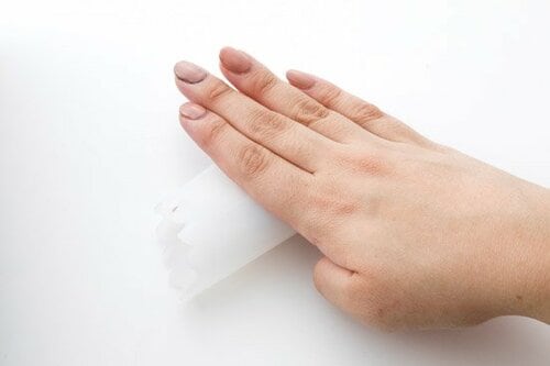 手にニオイがつかず時短！ コロコロ転がすにんにく皮むき イメージ3