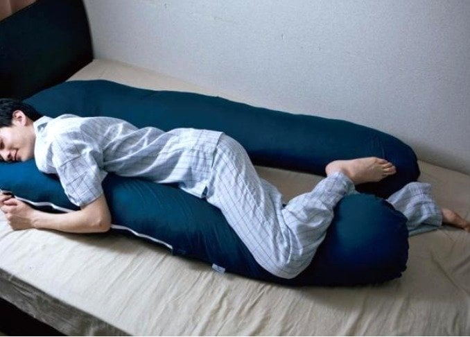 気になるイビキを防ぐ！横向き寝のための抱き枕おすすめ6選｜『MONOQLO』が検証しました